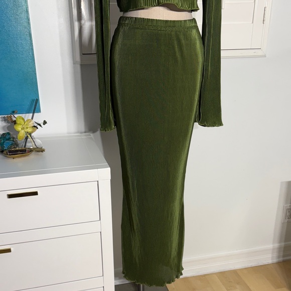 Elegant Olive Green Skirt Set - Picture 3 of 7